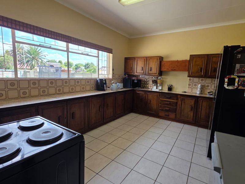 Spacious Family Living with Exceptional Potentia - Photo 6