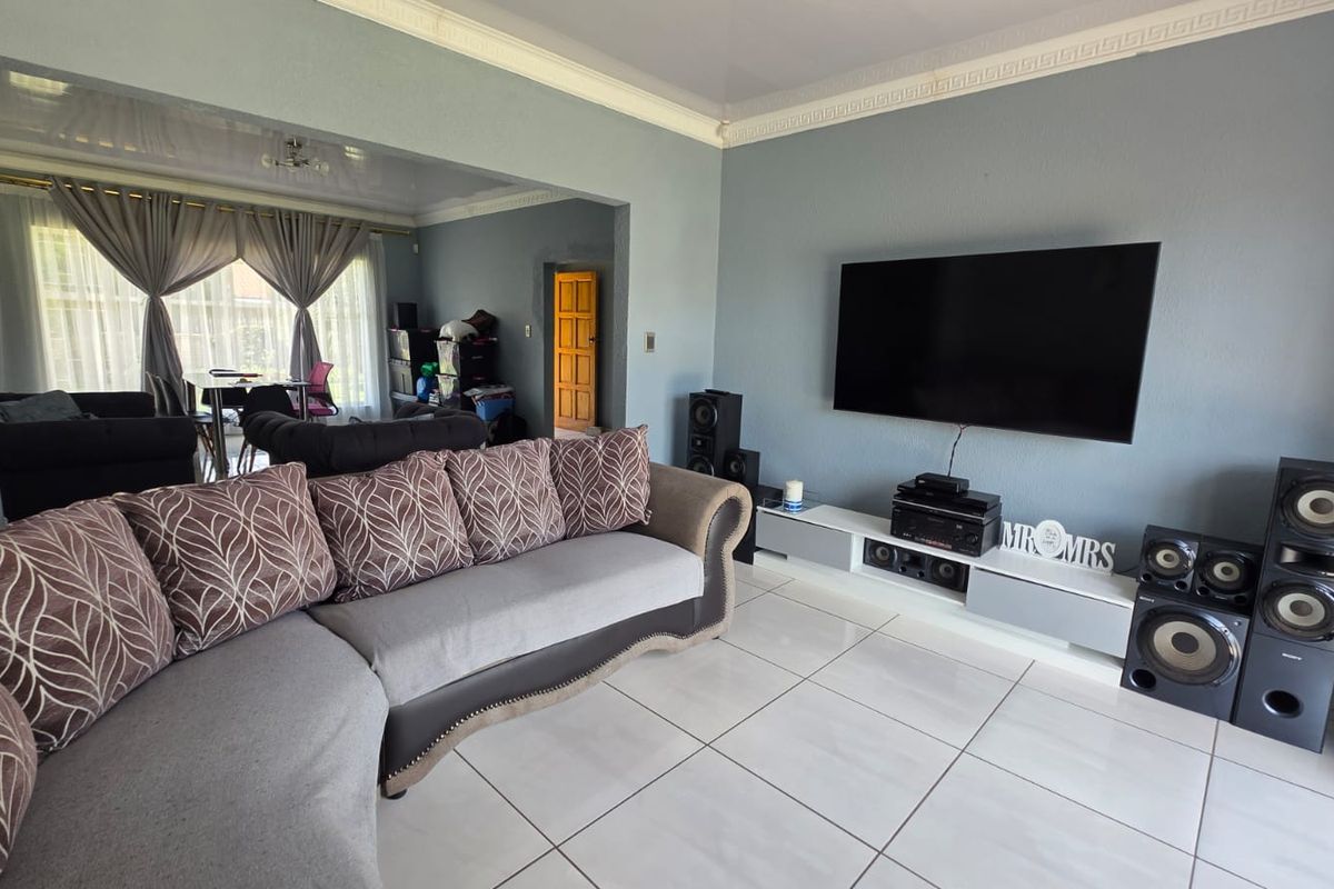 Spacious Family Living with Exceptional Potentia - Photo 5