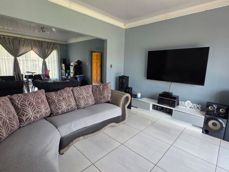 Spacious Family Living with Exceptional Potentia - Photo 5