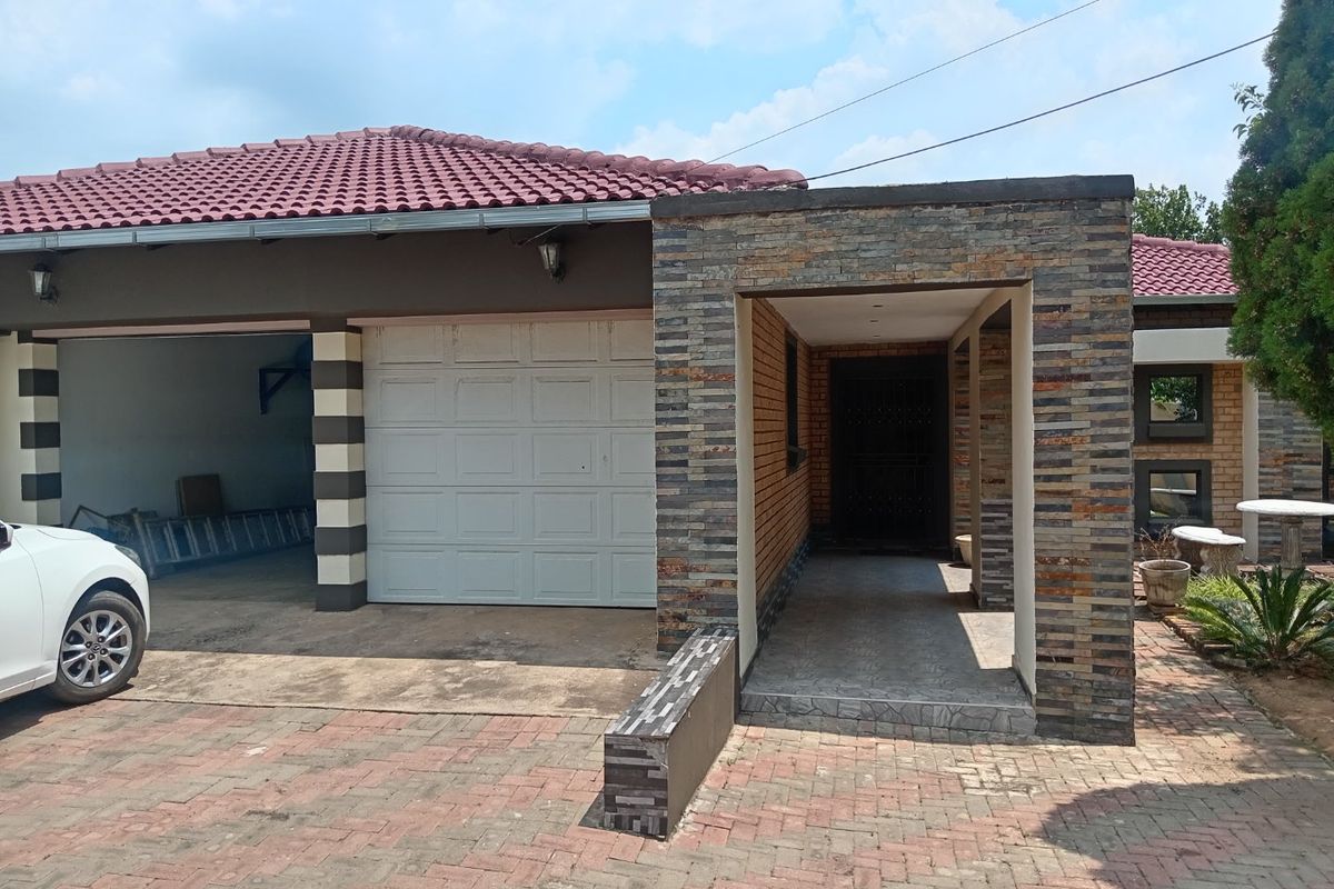 FIVE BEDROOM HOUSE AVAILABLE FOR SALE!!  - Photo 5