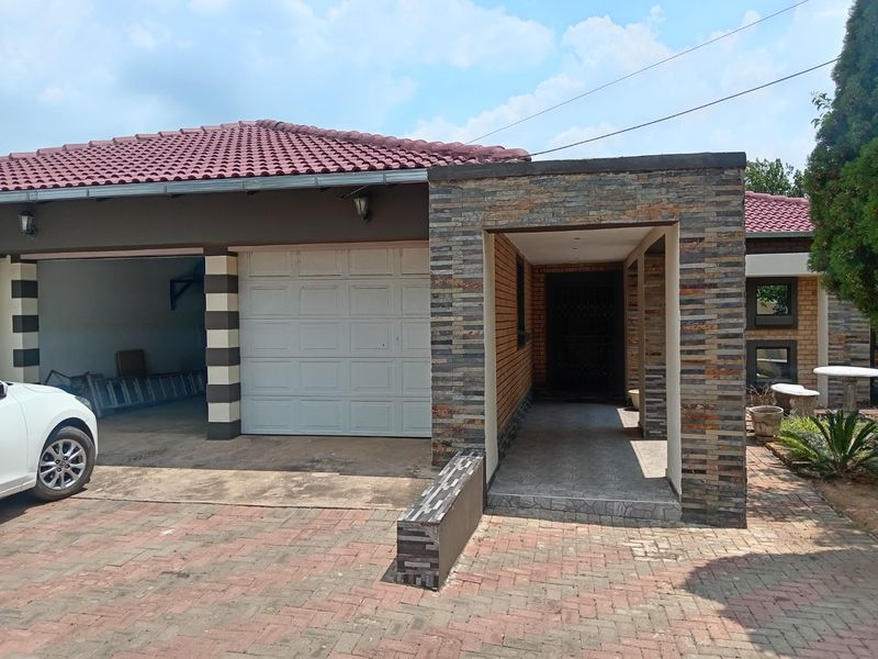 FIVE BEDROOM HOUSE AVAILABLE FOR SALE!!  - Photo 5