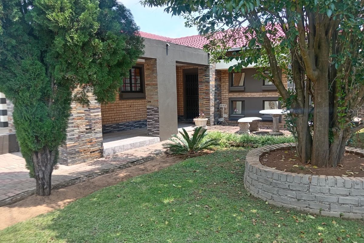 FIVE BEDROOM HOUSE AVAILABLE FOR SALE!!  - Photo 3