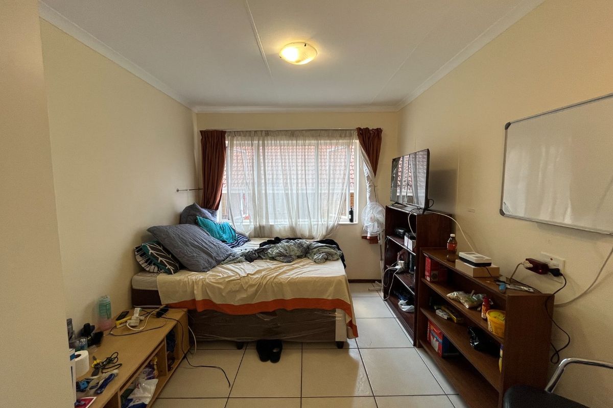 3 Bedroom Apartment For Sale in Hatfield - Photo 2
