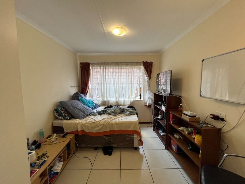 3 Bedroom Apartment For Sale in Hatfield - Photo 2