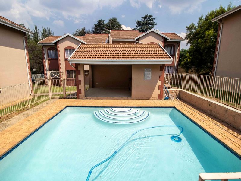 Buccleuch flat with pool and bright living spaces - Photo 7