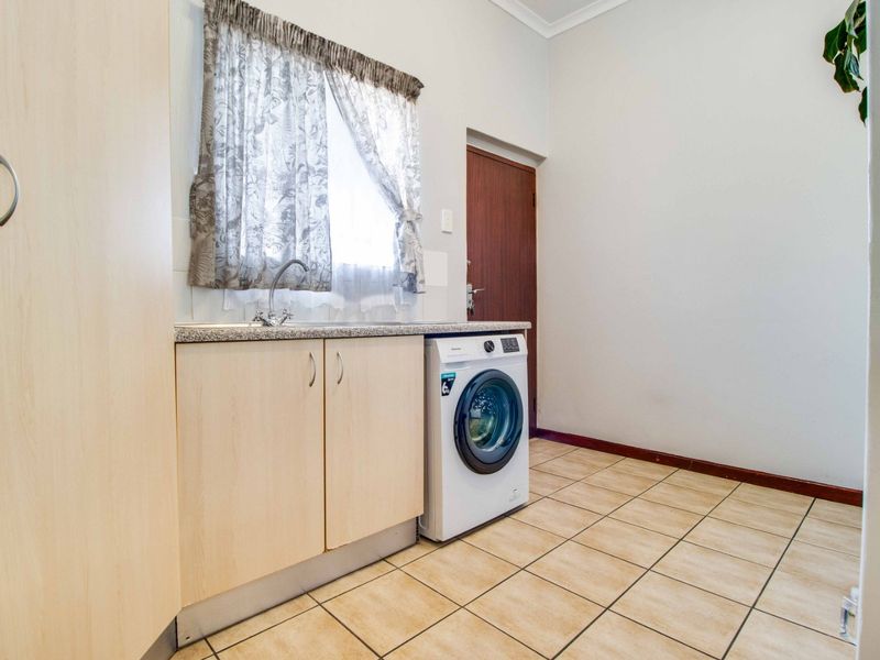 Buccleuch haven flat with pool and garden - Photo 10