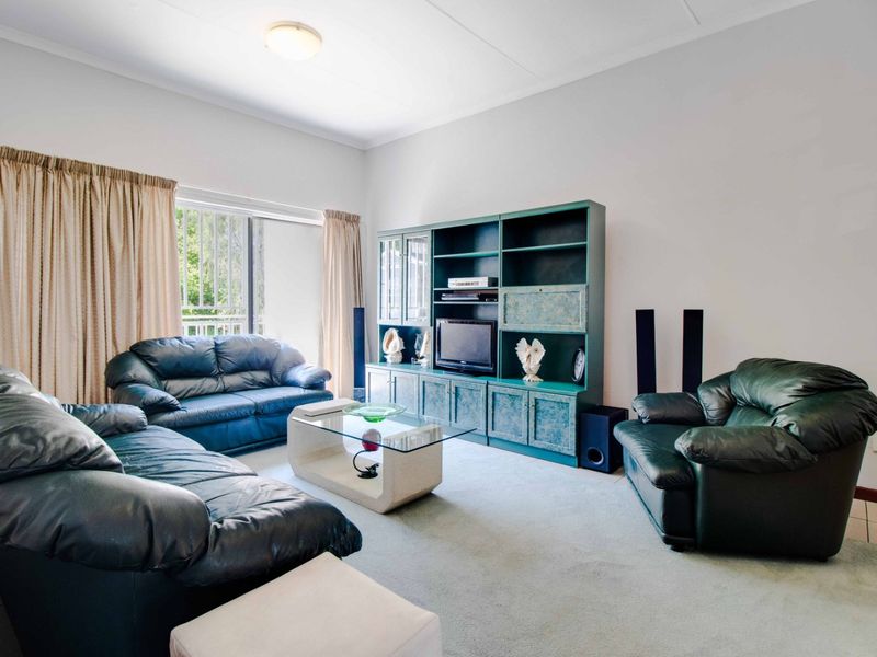Buccleuch flat with pool and bright living spaces - Photo 9