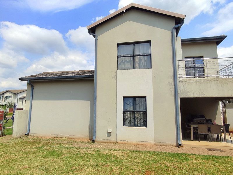 Modern 3 Bedroom Double-Storey Home in Exclusive Upmarket Estate - Photo 10