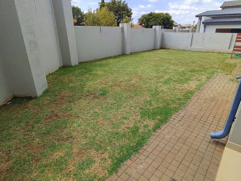 Modern 3 Bedroom Double-Storey Home in Exclusive Upmarket Estate - Photo 9