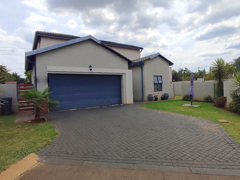 Modern 3 Bedroom Double-Storey Home in Exclusive Upmarket Estate - Photo 1