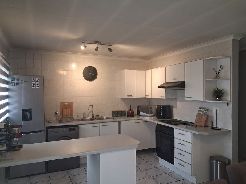 Cozy 2-Bedroom Townhouse with Pool! - Photo 2