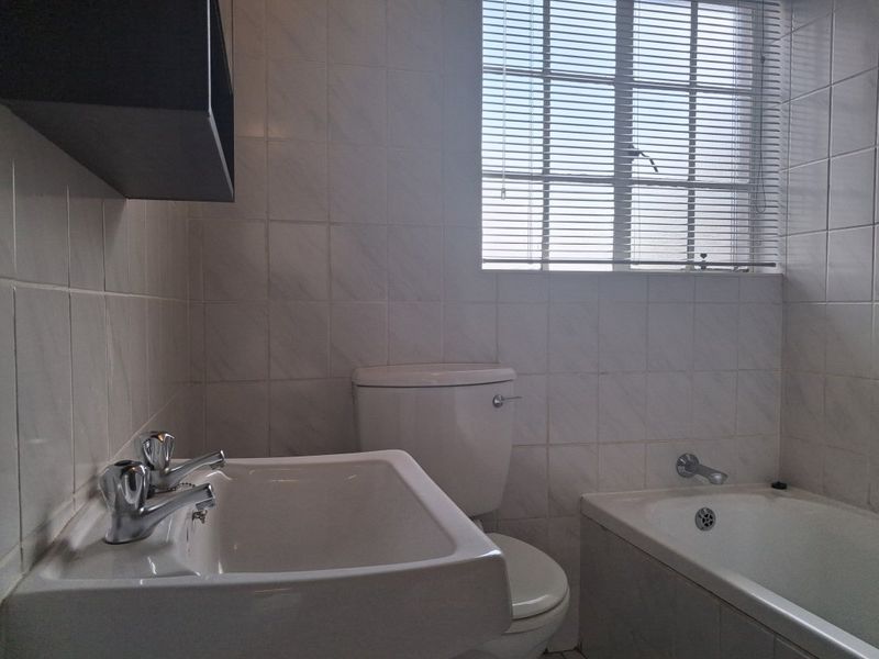 Cozy 2-Bedroom Townhouse with Pool! - Photo 8
