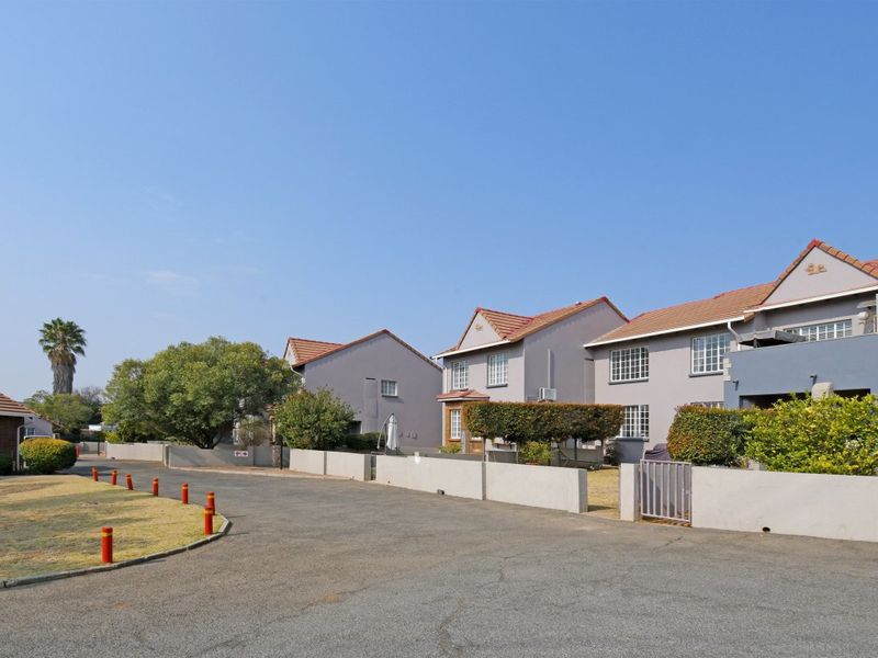 Cozy 2-Bedroom Townhouse with Pool! - Photo 1