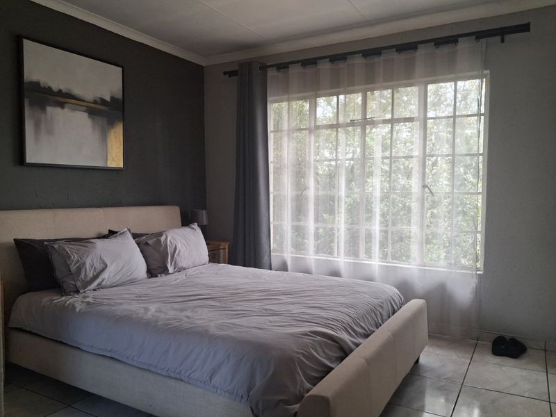 Cozy 2-Bedroom Townhouse with Pool! - Photo 7
