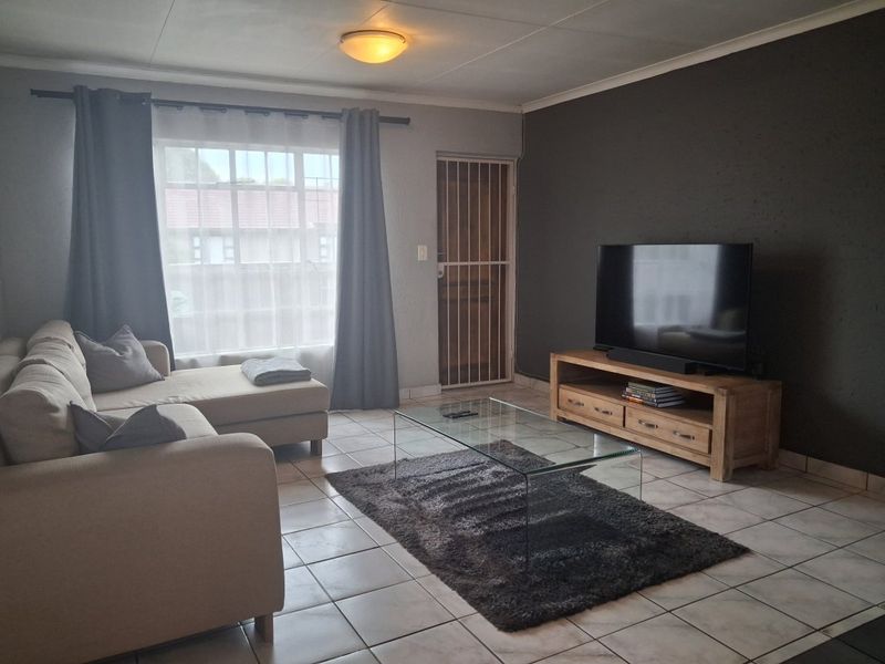 Cozy 2-Bedroom Townhouse with Pool! - Photo 3