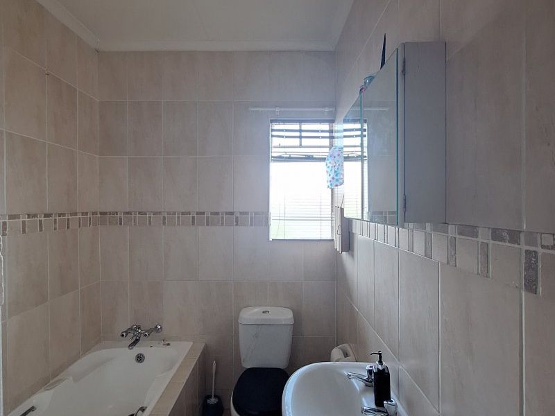 Modern 2-Bedroom Apartment in Secure Family Complex – Move-In Ready! - Photo 7