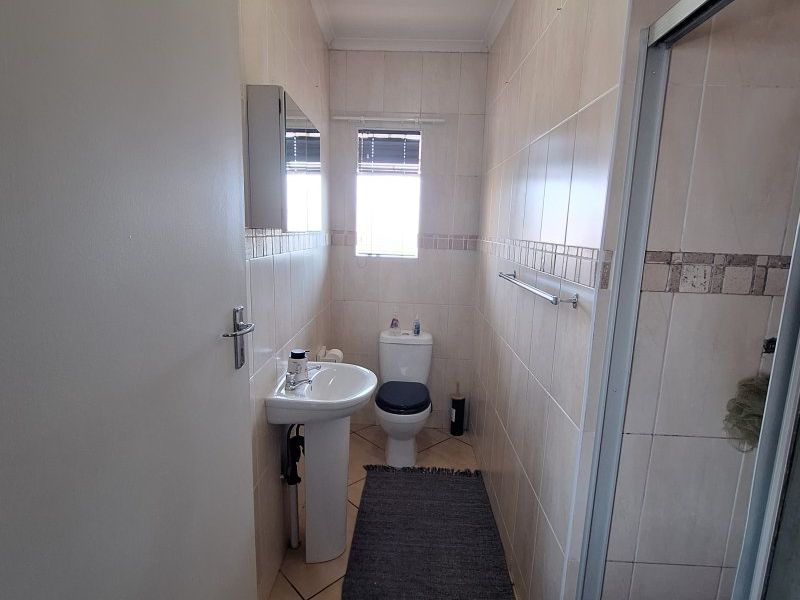 Modern 2-Bedroom Apartment in Secure Family Complex – Move-In Ready! - Photo 6