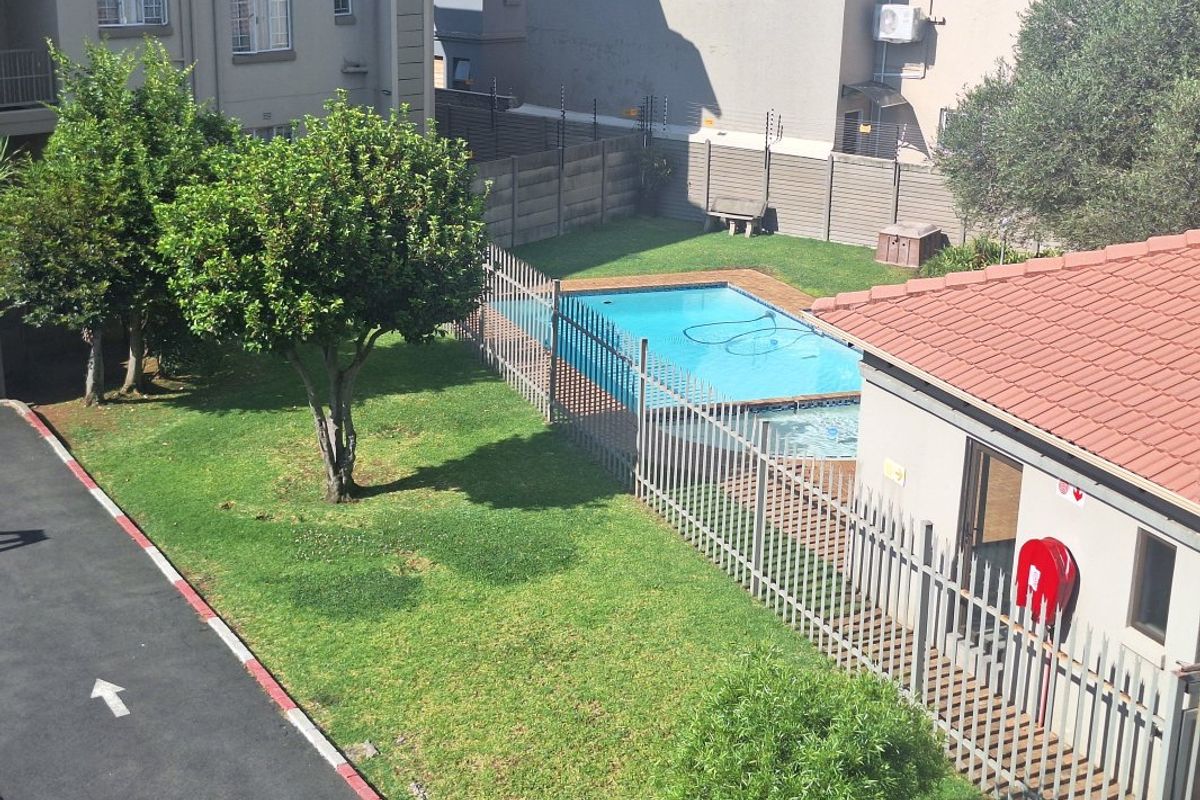 Modern 2-Bedroom Apartment in Secure Family Complex – Move-In Ready! - Photo 2