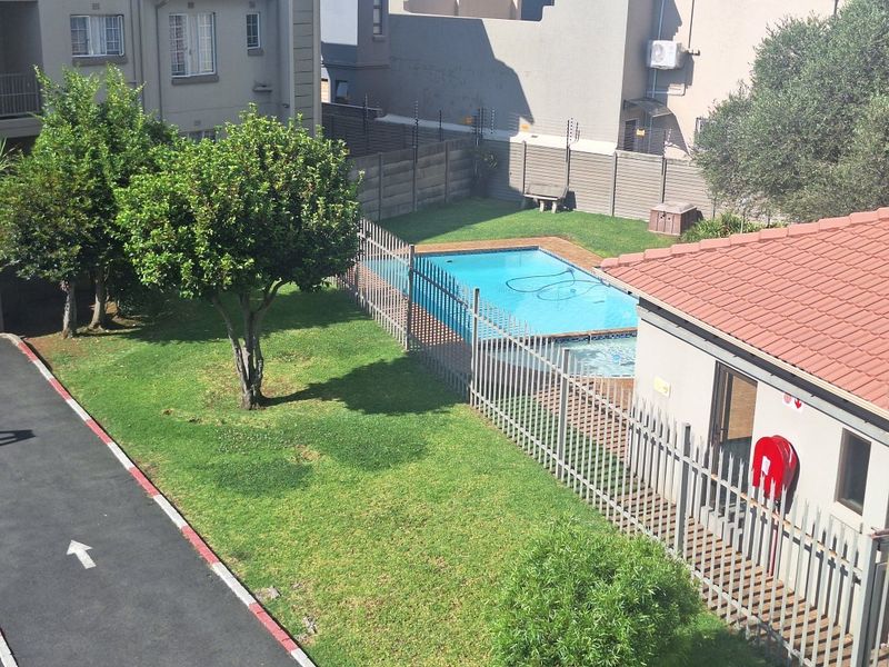 Modern 2-Bedroom Apartment in Secure Family Complex – Move-In Ready! - Photo 2