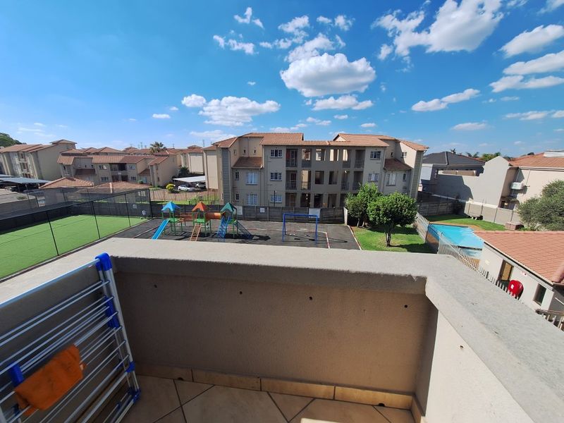 Modern 2-Bedroom Apartment in Secure Family Complex – Move-In Ready! - Photo 3