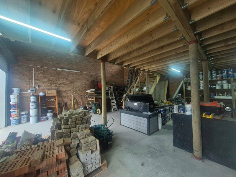 WAREHOUSE TO LET IN KNYSNA INDUSTRIAL  - Photo 9