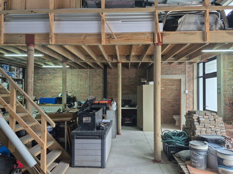 WAREHOUSE TO LET IN KNYSNA INDUSTRIAL  - Photo 8