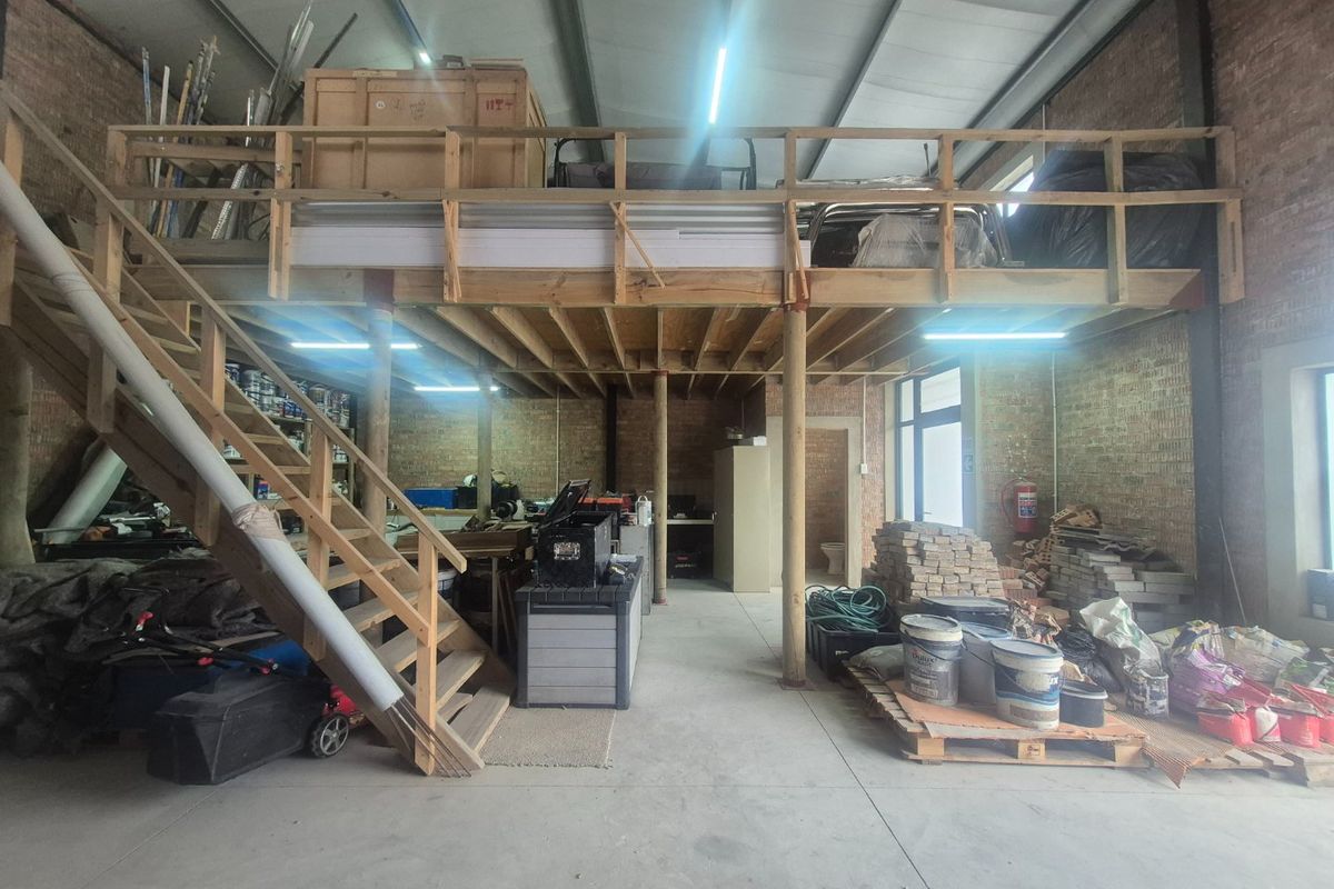 WAREHOUSE TO LET IN KNYSNA INDUSTRIAL  - Photo 5