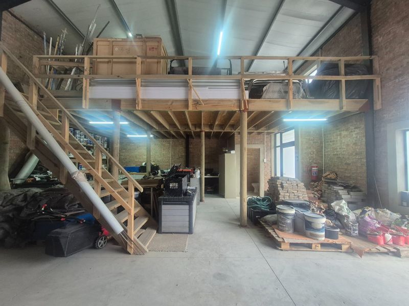 WAREHOUSE TO LET IN KNYSNA INDUSTRIAL  - Photo 5