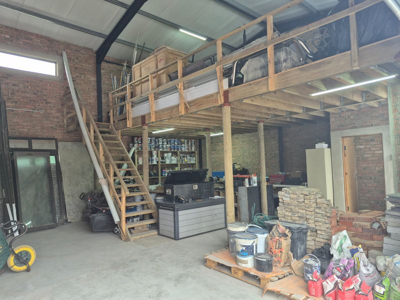 WAREHOUSE TO LET IN KNYSNA INDUSTRIAL  - Photo 7