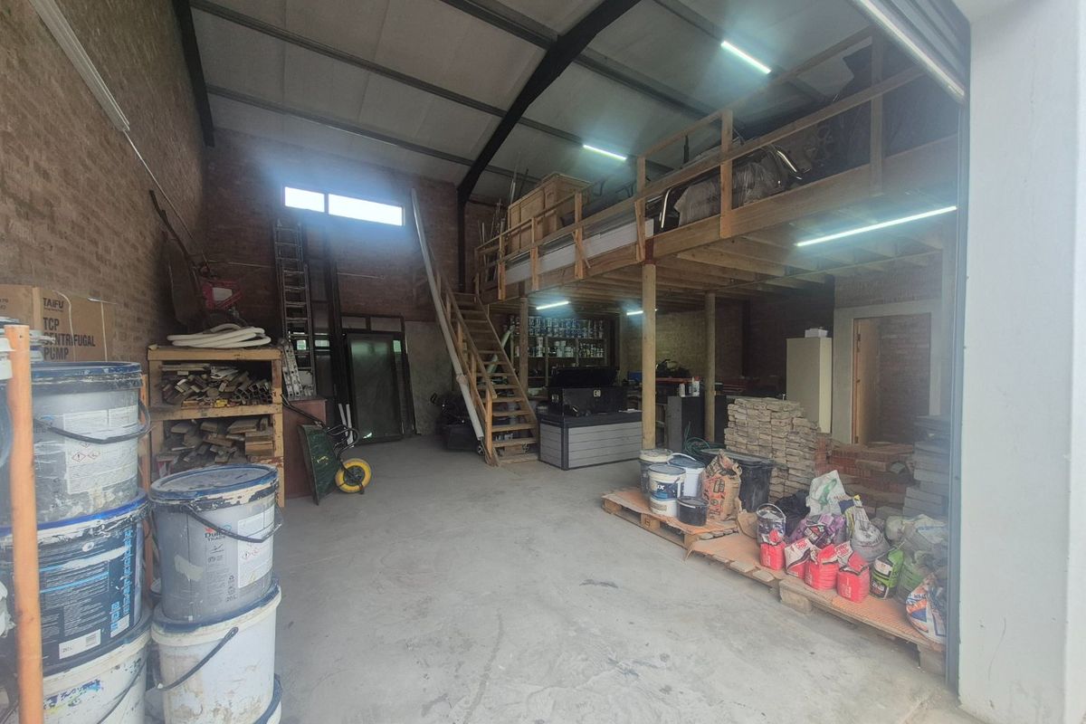 WAREHOUSE TO LET IN KNYSNA INDUSTRIAL  - Photo 4
