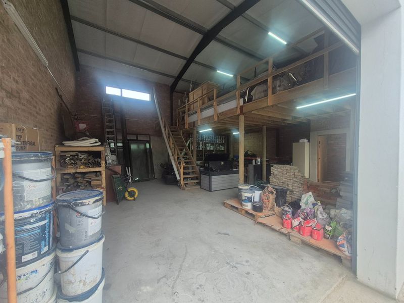WAREHOUSE TO LET IN KNYSNA INDUSTRIAL  - Photo 4
