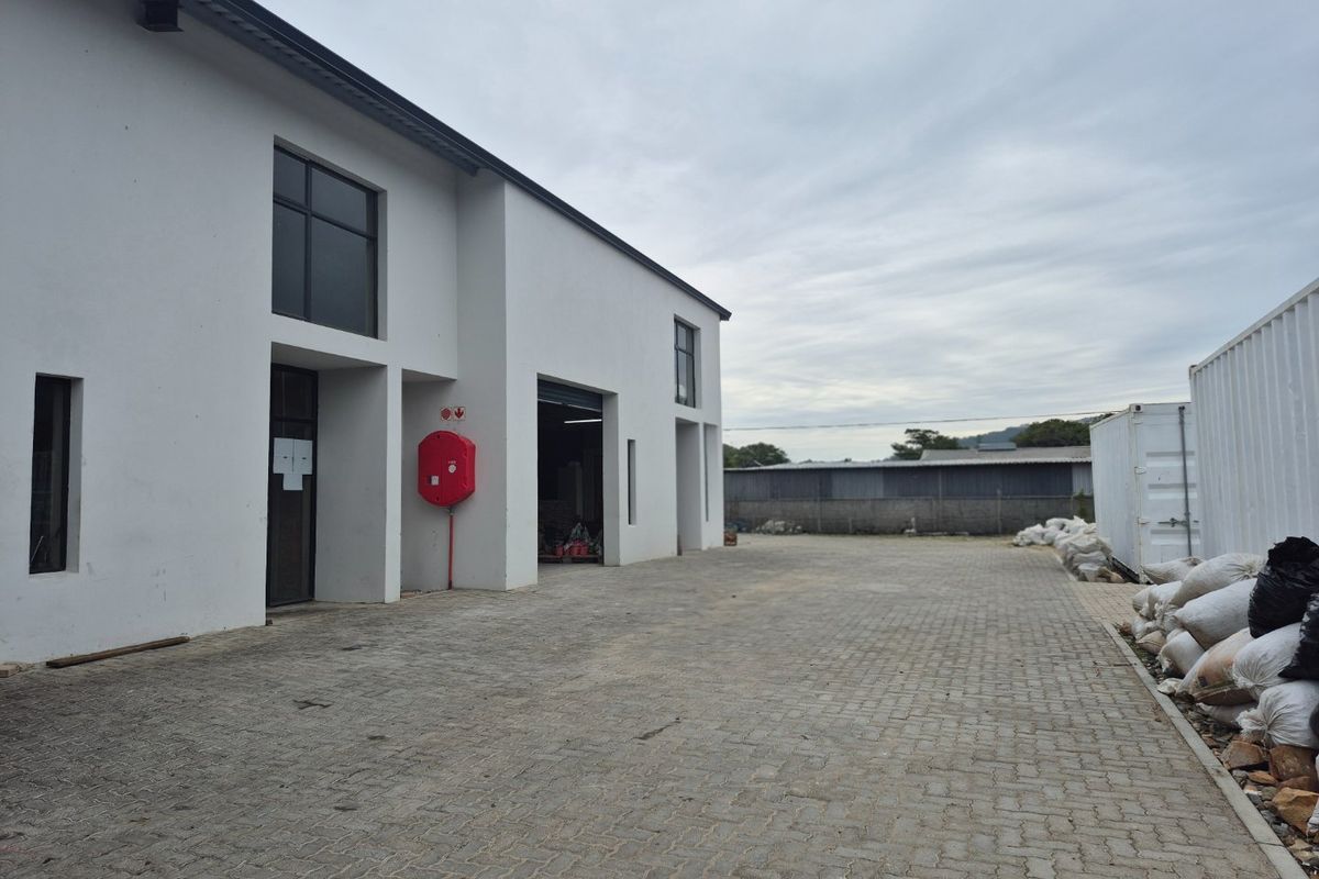 WAREHOUSE TO LET IN KNYSNA INDUSTRIAL  - Photo 2