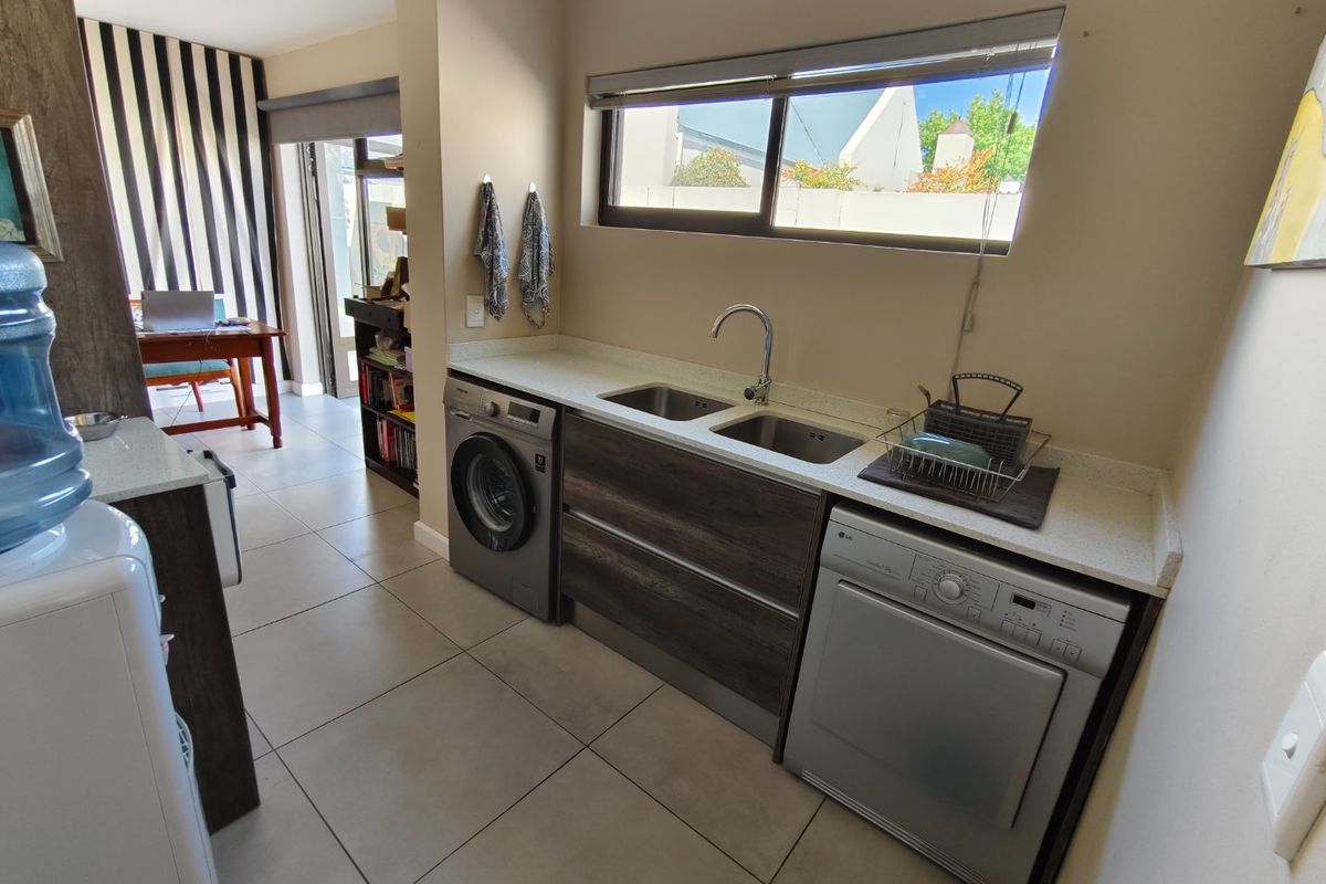 Modern three bedroom at the La Petite boutique gated estate close to prominent schools in Wellington  - Photo 5