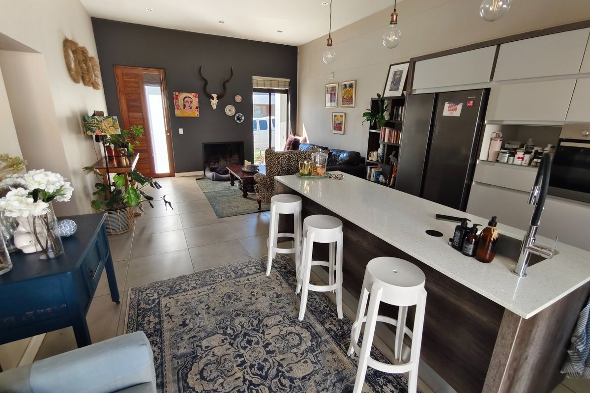 Modern three bedroom at the La Petite boutique gated estate close to prominent schools in Wellington  - Photo 2