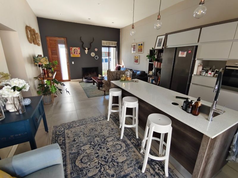 Modern three bedroom at the La Petite boutique gated estate close to prominent schools in Wellington  - Photo 2