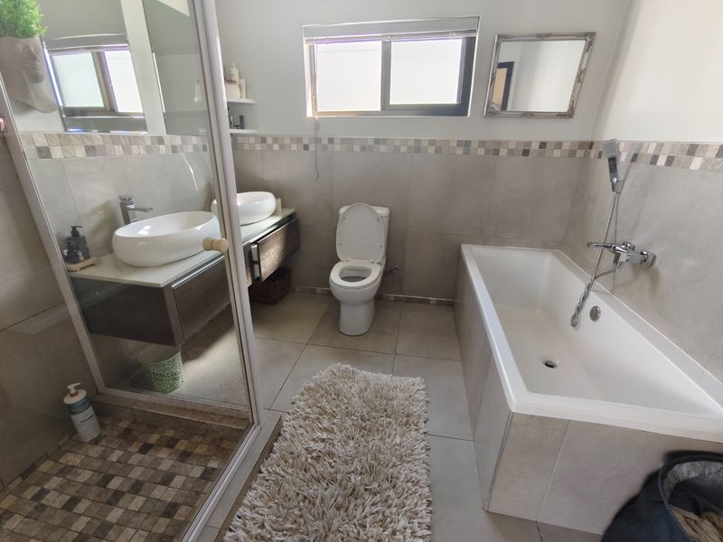 Modern three bedroom at the La Petite boutique gated estate close to prominent schools in Wellington  - Photo 8