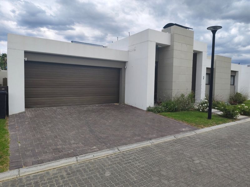 Modern three bedroom at the La Petite boutique gated estate close to prominent schools in Wellington  - Photo 1