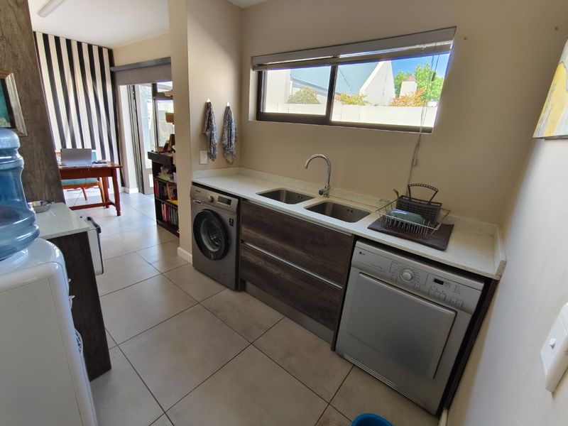 Modern three bedroom at the La Petite boutique gated estate close to prominent schools in Wellington  - Photo 5