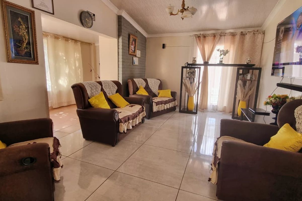 Charming Family Home - Photo 2