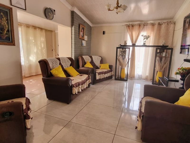 Charming Family Home - Photo 2