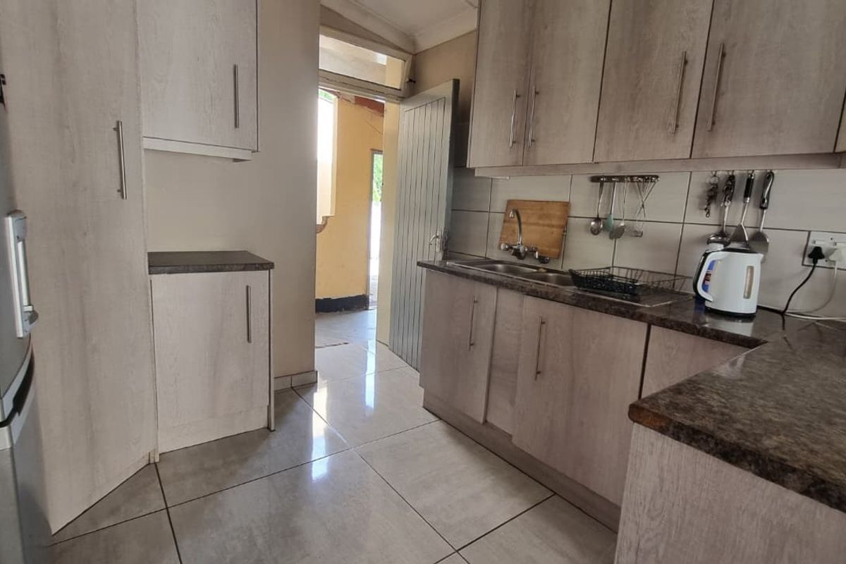 Charming Family Home - Photo 3