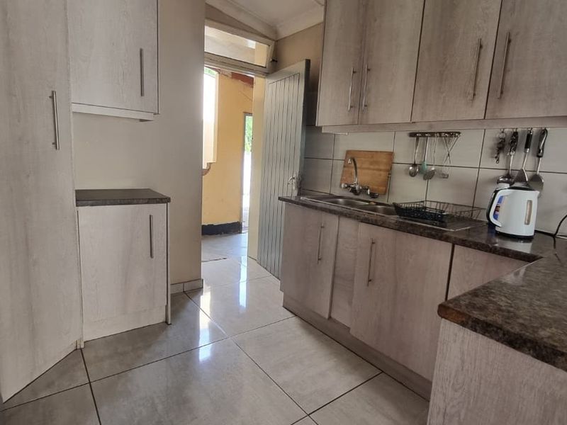 Charming Family Home - Photo 3