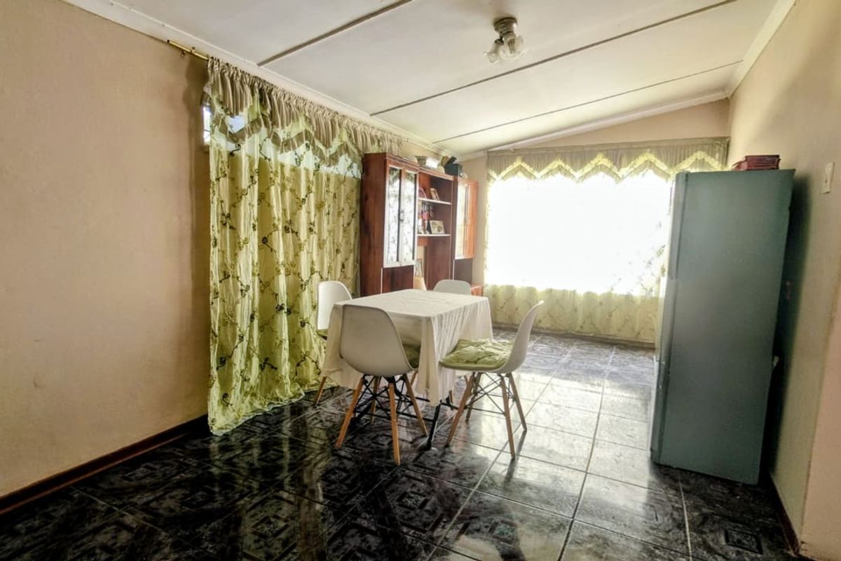 Charming Family Home - Photo 4