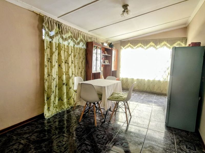 Charming Family Home - Photo 4