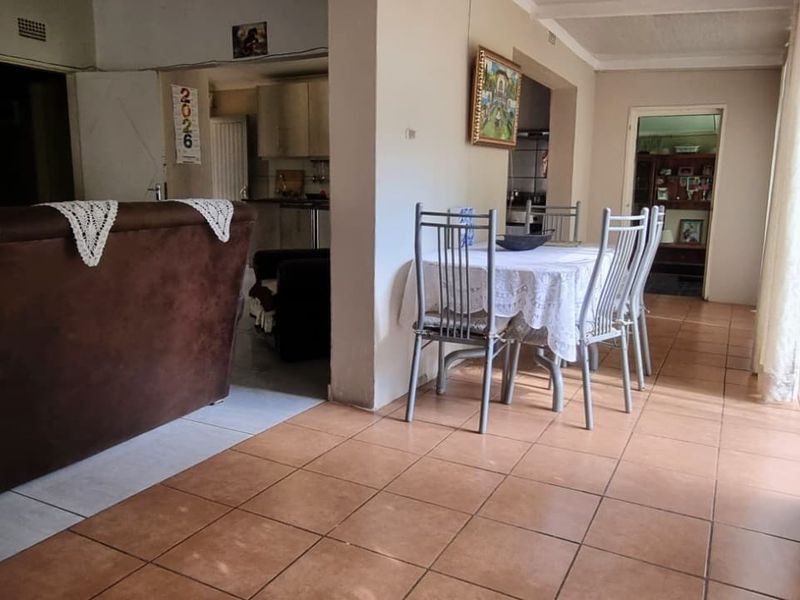 Charming Family Home - Photo 10