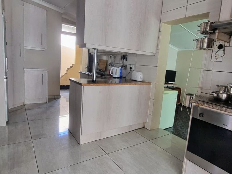 Charming Family Home - Photo 9