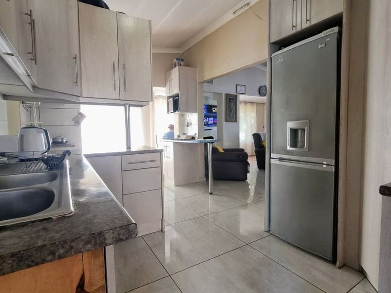 Charming Family Home - Photo 8