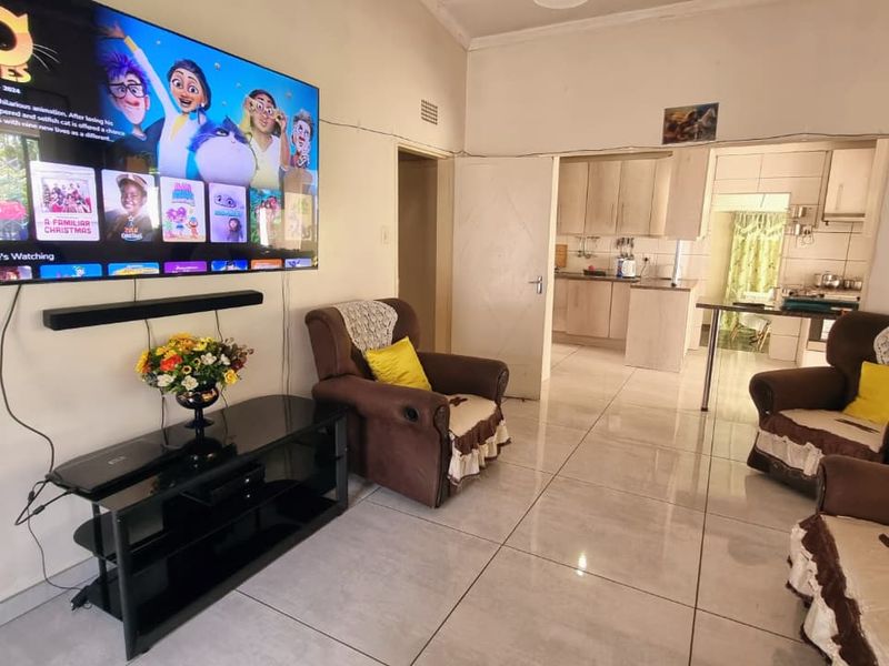 Charming Family Home - Photo 6