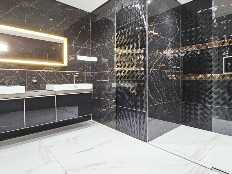 River mansion in Three Rivers East - Photo 2