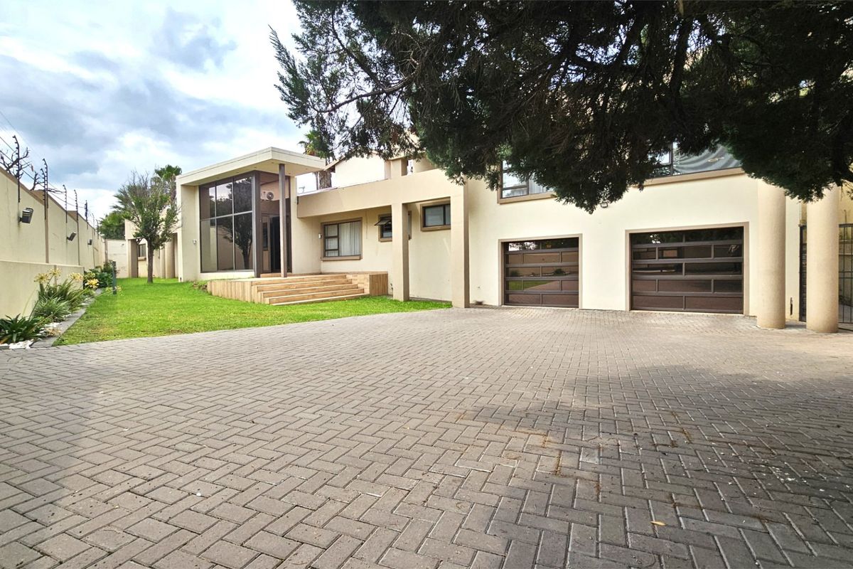 River mansion in Three Rivers East - Photo 3